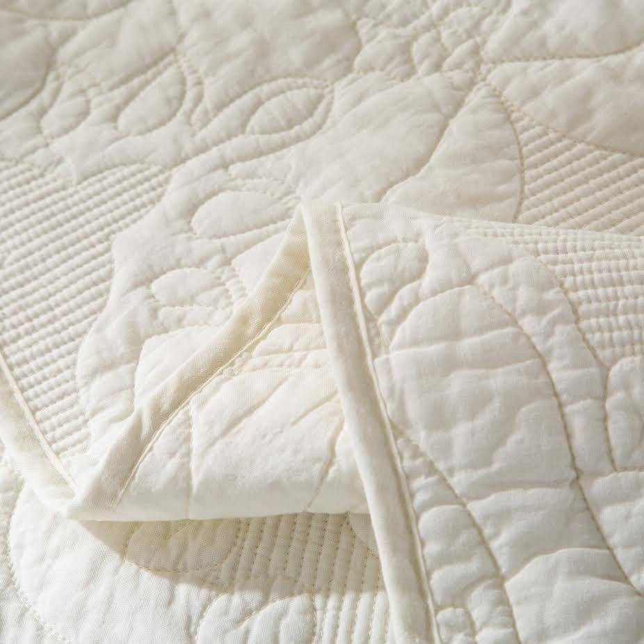 Cream Ivory Paisley Damask Stitch Matelassé Cotton Quilt Set